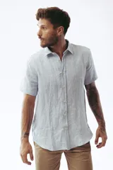 Camisa blanca de manga corta con cuello clásico y cierre frontal con botones.