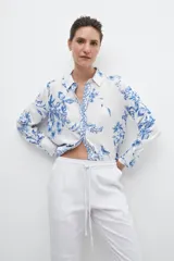 Pantalón jogger blanco de lino con cintura elastizada y cordón ajustable.
