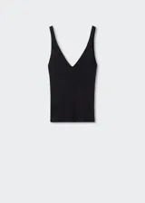 Top negro de punto fino con escote pico, tirantes finos y espalda abierta.