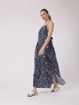 Vestido midi azul marino con estampado floral blanco, breteles finos y tajo lateral.