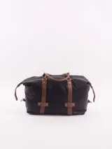 Bolso negro con detalles en cuero marrón, con doble asa de mano y cierre superior.