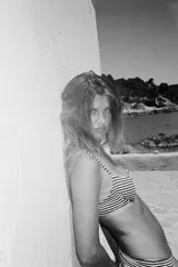 Braguita de bikini de tiro medio con cintura elástica y forro interior. Diseño a rayas horizontales blancas y negras.