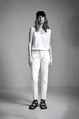 Pantalón blanco de denim, corte slim y tiro medio.