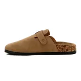 Zueco casual de mujer color beige, con suela baja y hebilla dorada ajustable.