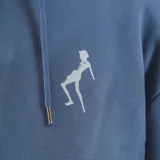 Canguro azul con capucha y cordones ajustables, bolsillo tipo canguro y estampado pequeño en el pecho.