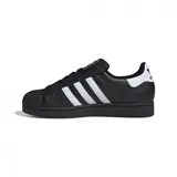 Championes Adidas Superstar II, color negro con las tres tiras laterales y el talón en blanco, puntera de goma y suela negra.