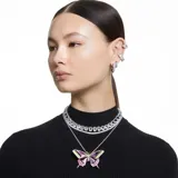 Par de aros tipo argolla plateados con incrustaciones de cristales blancos. Cierre con perno a presión.