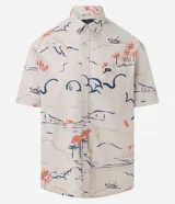 Camisa de hombre de corte relajado, manga corta y cuello solapa, confeccionada en algodón. Presenta un estampado abstracto de palmeras y paisajes en tonos azul y naranja sobre fondo beige, con un bolsillo en el pecho.