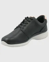 Zapatillas Hush Puppies modelo Goss, color azul marino, confeccionadas en cuero, con detalles metalizados en el talón y cordones. Suela de EVA con tecnología Zero G y plantilla Bloom de algas recicladas.