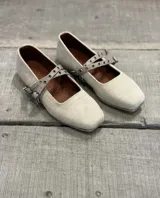 Ballerinas color arena con textura croco, tira sobre el empeine con hebilla y punta cuadrada.