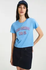 Remera celeste de algodón con estampado frontal del logo de Levi's en color violeta y contorno blanco.