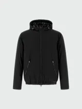 Campera negra con capucha, cierre frontal con cremallera y bolsillos laterales con cierre.
