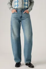 Pantalón de jean celeste de corte amplio, estilo baggy, con tiro alto y bolsillos delanteros y traseros.