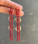 Aros colgantes largos con strass rojos y resina transparente.