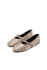 Ballerinas con estampado de piel de serpiente, con correa sobre el empeine y hebilla metálica.