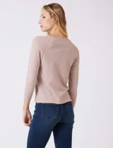 Buzo tejido en hilado fino color beige, con cuello bote y manga raglán ¾.