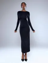 Vestido largo negro con espalda descubierta y mangas largas.