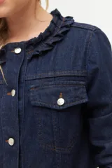 Campera de jean con detalles de volados, color azul oscuro, con cierre frontal y botones metálicos.