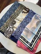 Pañuelo de seda con estampado de cachemir, animal print, cadenas y flores.