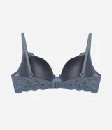 Soutien femenino modelo base con relleno hueco, confeccionado en encaje rústico. Posee tirantes finos ajustables y un pequeño lazo con medalla aplicada en el centro.