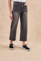 Jean recto de tiro medio en color negro, confeccionado en algodón peinado con un toque de elastano para mayor comodidad.