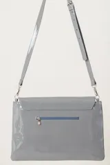 Bolso sobre marrón de cuero vacuno con correa regulable y desmontable.