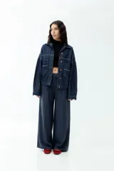 Campera tracker de denim azul oscuro, corte boxy, bolsillos frontales y lavado vintage. Corte oversize.