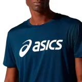 Remera deportiva Asics negra con logo plateado estampado en el pecho. Confeccionada en tejido de punto de secado rápido y materiales reciclados.