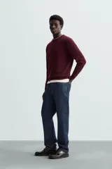 Jersey de hombre regular fit, color negro, tejido en hilatura de lana cashmere. Cuello redondo y manga larga con terminaciones en rib.