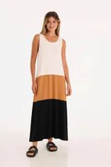 Vestido largo tricolor sin mangas, con bloque superior color crema, bloque central color camel y bloque inferior color negro.