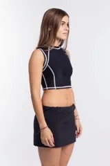 Minifalda negra con cintura elástica y detalle de cordón ajustable.