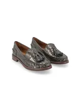 Mocasín de cuero color gris con textura croco, detalle de borlas y costuras artesanales.