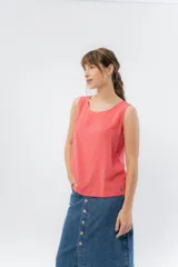 Musculosa amarilla pastel con escote redondo y detalle de lágrima en la espalda.