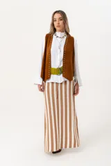 Falda larga tejida a rayas verticales color beige y blanco, con pretina elástica y tajos laterales.
