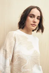 Sweater blanco con diseño floral en jacquard color beige, de corte amplio y tejido de algodón.