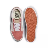 Zapatillas Vans Old Skool Stackform, color beige con detalles en marrón y naranja, con plataforma blanca.