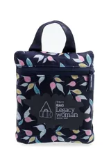Bolso tipo duffel azul con estampado de hojas en tonos rosa, amarillo, celeste y blanco. Tiene doble asa de mano y correa de hombro ajustable y extraíble.