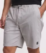 Bermuda blanca de sarga lavada con lazo en la cintura y bolsillos laterales.