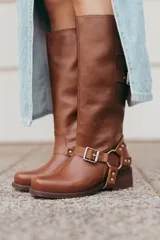Bota de cuero marrón con tacón de 5 cm, diseño ajustable en la caña y estribo desmontable.