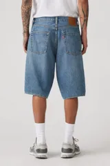 Bermuda de jean celeste, corte ancho y largo a la rodilla.