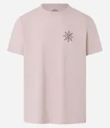 Remera de algodón color rosa claro, de corte clásico, con cuello redondo y manga corta. Presenta un pequeño estampado de un timón en el pecho y un estampado con letras en la espalda.