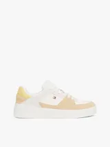 Zapatillas urbanas Tommy Hilfiger de corte bajo, color blanco con detalles en beige y amarillo. Presentan el logo de la marca en el lateral y están confeccionadas en piel, nailon y poliuretano.