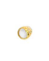 Anillo dorado con forma de yin yang con incrustaciones de circonitas. Fabricado en acero quirúrgico recubierto de oro con tecnología PVD.