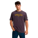 Remera gris oscuro de algodón y poliéster reciclado, con logo Caterpillar y año de fundación (1925) estampado en amarillo en el pecho.