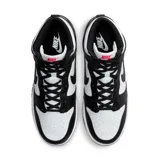 Calzado deportivo alto en blanco y negro, con diseño clásico y cordones.