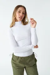 Polera de cuello alto color borgoña, de corte ajustado y mangas largas.