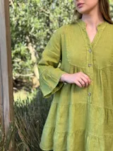 Vestido verde oliva de lino, corte holgado, con cuello mao, botones de coco y mangas largas con volados.
