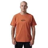 Remera color terracota con logo de la marca Rivvia estampado en el pecho.