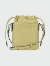 Bolso pequeño tipo cubo (bucket bag) de cuero negro, con cordón ajustable en la parte superior y solapa con broche a presión. Se lleva cruzado con una correa fina y ajustable.