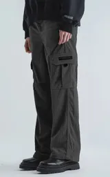 Pantalón cargo gris de corderoy, de corte recto con seis bolsillos.